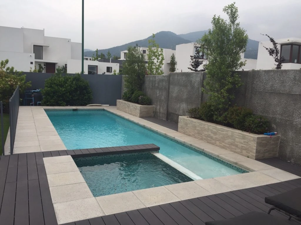 Piscina con canteros Lo Barnechea